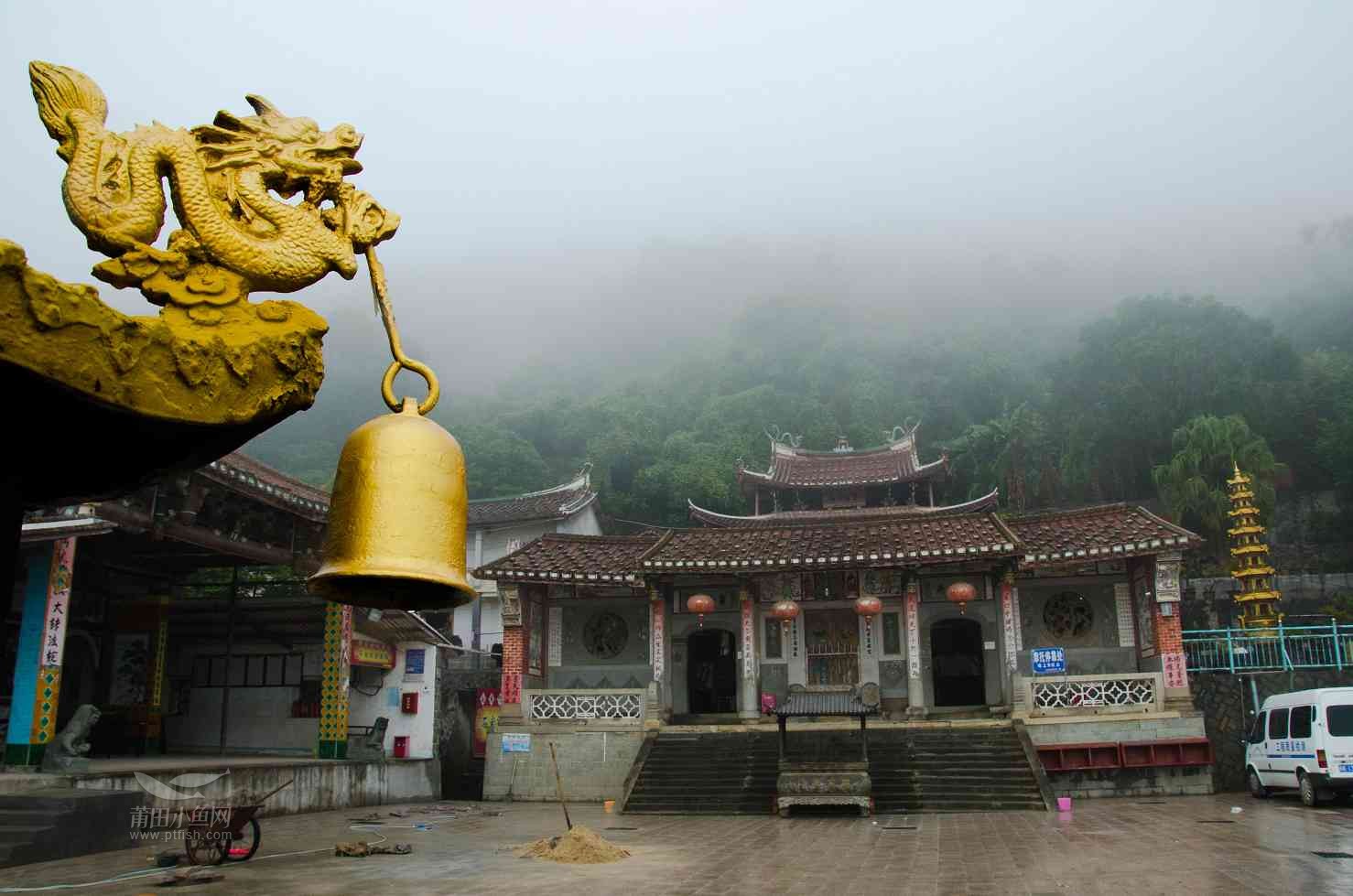 雨雾中的石室岩