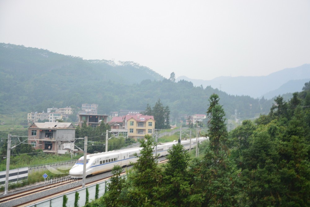 向莆铁路第一趟动车莆田山区驶来