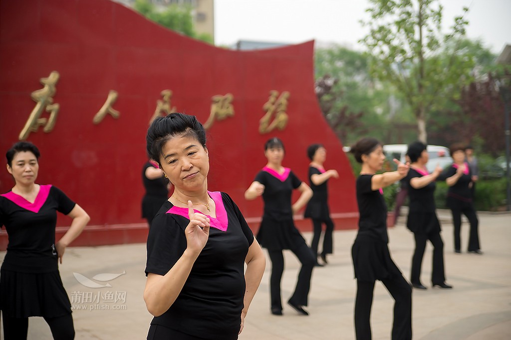 然中国大妈的广场舞深受中青年的反对,说是扰民.