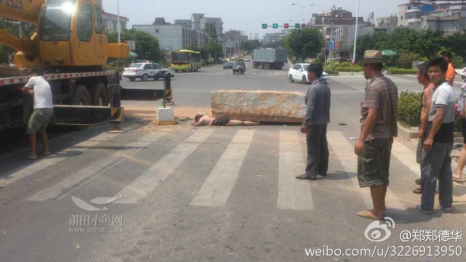 刚刚发生笏石镇一骑摩托女子被滚落石块压到下半身