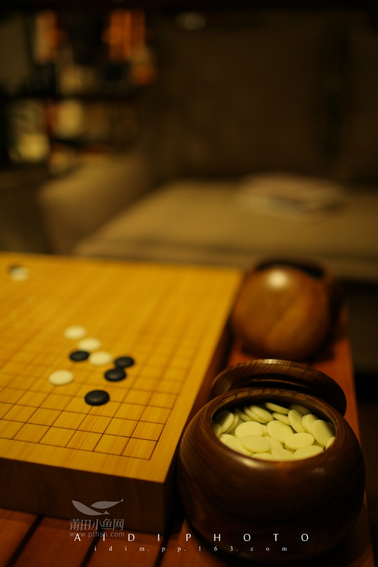 青山不厌三杯酒  长日惟消一局棋  再举棋不定  也要落子了