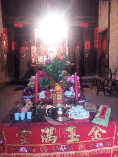 元宵佳节,家家户户摆供品.