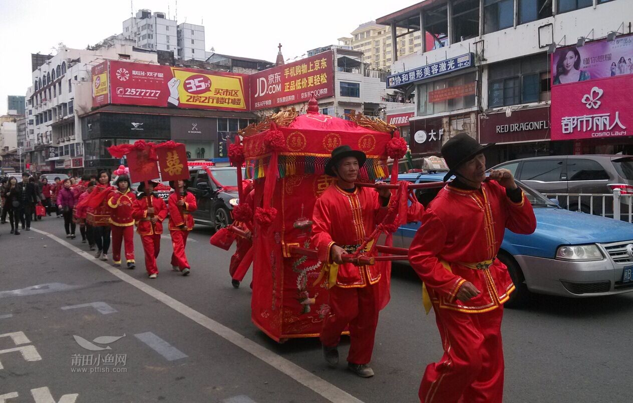 抬花轿接新娘手机随手拍