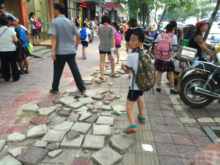 筱塘小学刚刚放学,很多学生都踩着碎砖块回家!非常不