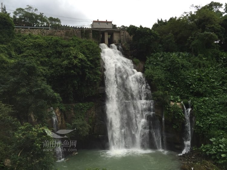国庆假期约两朋友自驾西天尾象峰村观赏美丽的瀑布