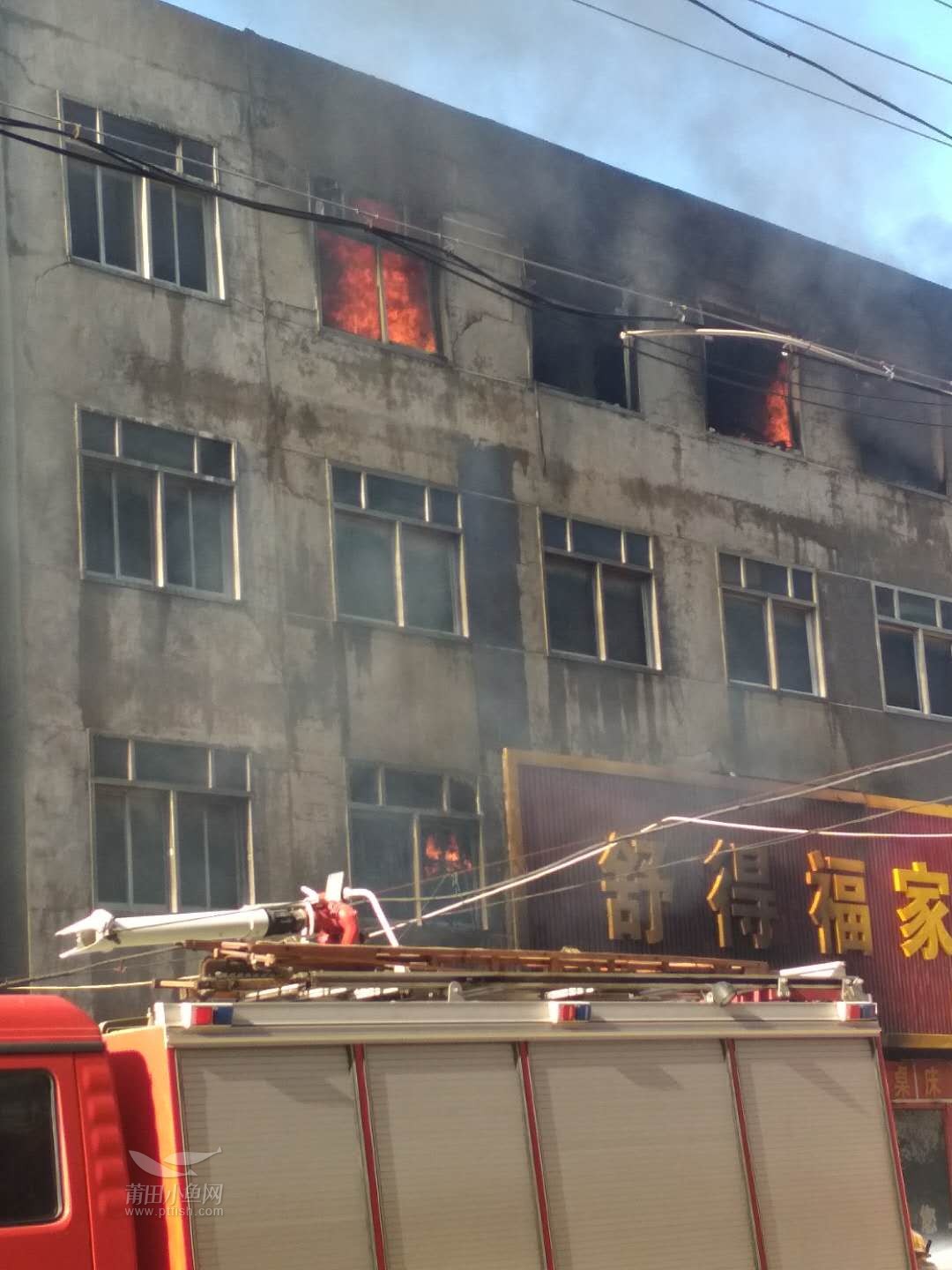 莆田埭头一家具店着火了,老板估计要哭到没眼泪!