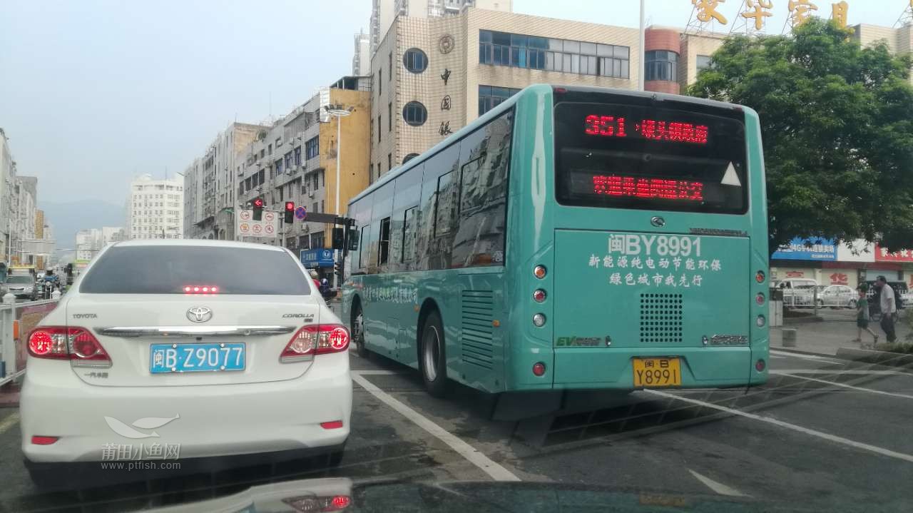 莆田行 闽by8991 351路埭头车强行变道,飞快闯黄灯失败,越线停车.