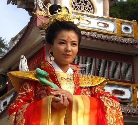 女神见女神,演员刘涛昨日回湄洲拜妈祖